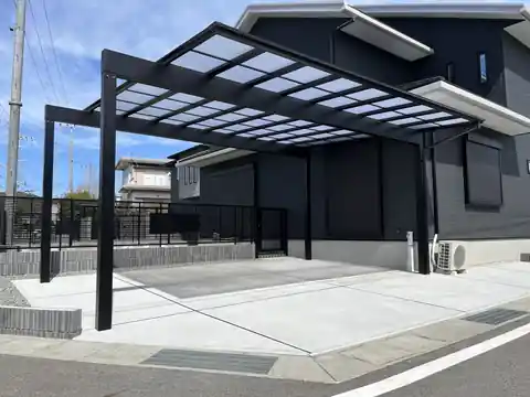 黒い住宅に合わせたカーポートと土間コンクリートの施工事例