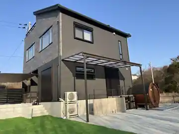 テラスと人工芝を組み合わせた庭空間の施工事例