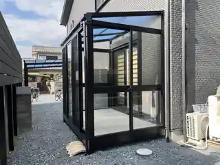 住宅脇に設けた黒いフレームのテラス囲い施工事例